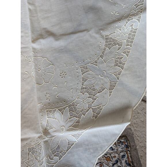 Vintage plastice WIPEABLE oval table cloth faux embroidery pattern 55" x 88" - Picture 8 of 8